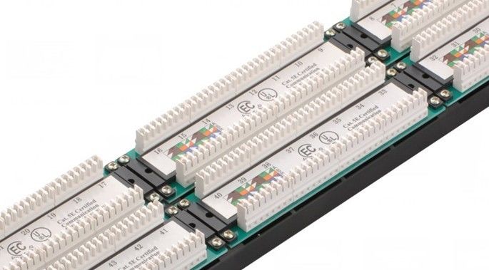 لوحات التصحيح UTP 48 منفذ لوحة التصحيح 2U AMP نوع Cat5e مركز الكمبيوتر YH4015